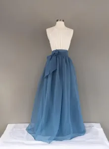 Detailansicht des eleganten blauen Organza-Maxirocks mit Taillenschleife und Top.