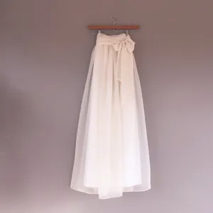 Elegante weiße Damen Organza Maxirock mit großer Schleife und feenhafter langer Rock