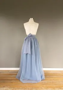 Elegantes, staubblaues Organza-Maxikleid mit süßer Schleife und schlichtem Neckholder-Top.