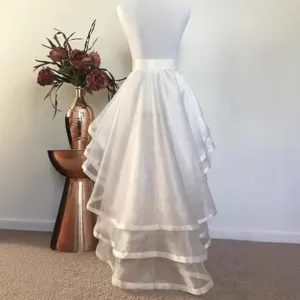 Witte gelaagde asymmetrische Lolita rok afneembare sleep pluizige trouwfotografie jurk