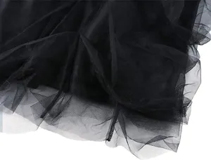Detalle de tela tul negro para falda tutu mujer, vista cercana textura malla ligera.