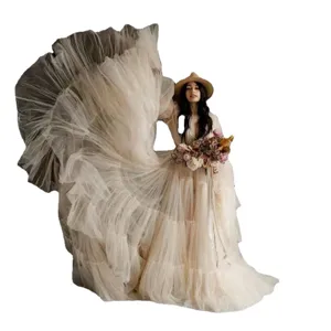 Superbe robe longue en tulle avec col en V profond et grande traîne pour la photographie.