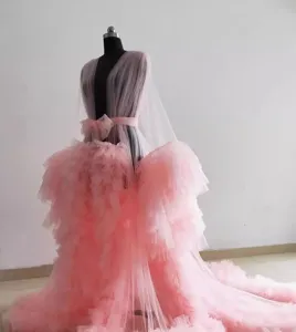 Detailansicht des flauschigen rosa Tüll-Mäntels mit langer Schleppe und Rüschen.