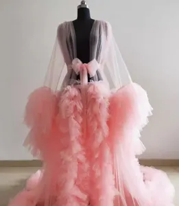 Detailansicht des rosa Tüllbrautkleides mit voluminösen Rüschenärmeln und langer Schleppe.