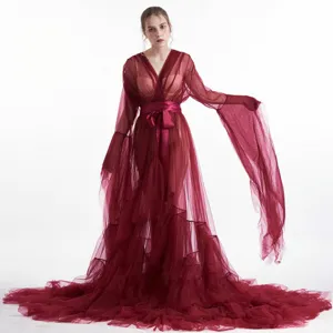 Vestaglia da sposa lunga in tulle bordeaux trasparente con cintura in raso e strascico.