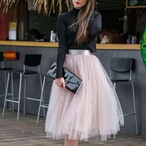 Elegant high waist tiered mesh midi skirt women casual pleated tutu skirt detail view.