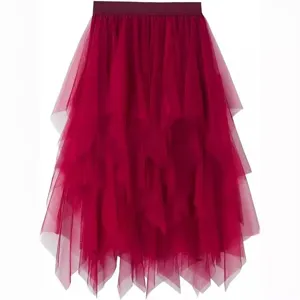 Gedetailleerd overzicht van de elegante bordeauxrode tule rok met asymmetrische zoom.