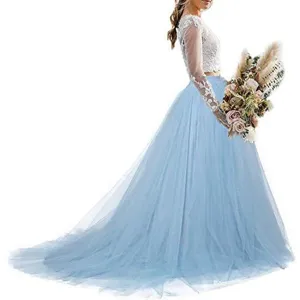 Gedetailleerd overzicht van de elegante kanten top met lange mouwen en blauwe tule rok.