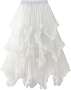 Detail van witte asymmetrische tule rok, pluizige lagen, elegant gelaagd ontwerp.