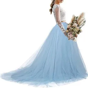 Vrouwen tweedelige trouwjurk witte kanten top en lichtblauwe tulle lange rok voor foto.