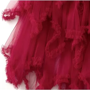 Gedetailleerde close-up van magenta tule rok met fijne volants en onregelmatige zoom.