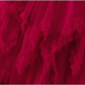 Detailweergave van dames effen kleur onregelmatige mesh laagjes rok volants textuur.