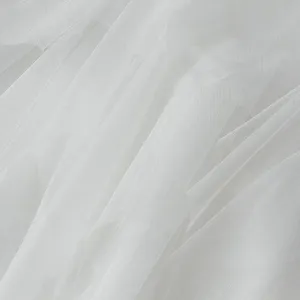 Détail de tissu en tulle blanc, texture de maille transparente pour robes d'été
