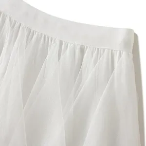 Witte tule rok detail met een comfortabele elastische tailleband en zachte mesh stof.
