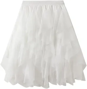 Detail van de witte pluizige tule rok, gelaagd mesh tutu ontwerp voor de zomermode.