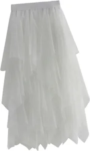 Jupe longue en tulle blanc à plusieurs couches, style fée pour plage d'été et mode.