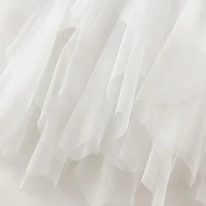 Detailopname van witte meervlakkige tule mesh stof, met zachte pluizige textuur.