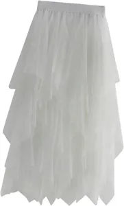 Détail de la longue jupe blanche en tulle à volants superposés pour un style estival.
