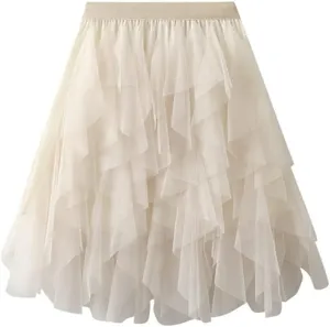 Detail van de elegante beige tule rok met mooie laagjes en een comfortabele tailleband.