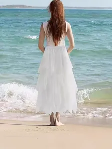 Magnifique longue jupe de plage blanche en tulle pour femme, élégant vêtement d'été aérien.