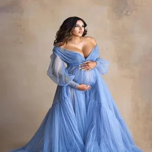 Elegantes Umstandstüll-Fotokleid mit tiefem V-Ausschnitt, schulterfrei und langem Schlepprock.