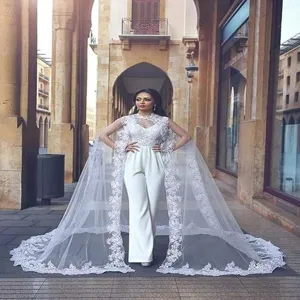 Combinaison de mariée avec longue cape en tulle et dentelle, élégante cape blanche pour mariage.