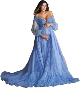 Detailaufnahme des blauen Tüll Umstandskleides, elegantes schulterfreies langärmliges Kleid.