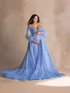 Elegante abito premaman in tulle con scollo a V e lunga coda per servizi fotografici.