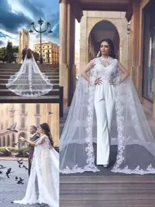 Combinaison cape en dentelle de mariee robe de longue traine seance photo exterieure