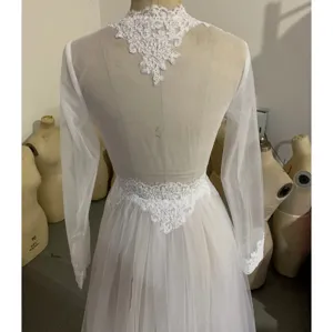 Dentelle blanche sheer manches longues robe sexy lingerie vue de detail, vetement de nuit elegant.