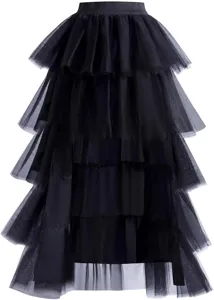Details van de zwarte gelaagde mesh midi-rok met transparante tulelagen en een hoge taille.