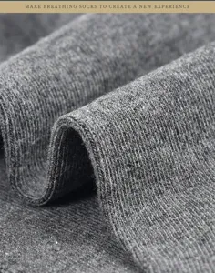 Primo piano della texture del tessuto per calze in maglia grigia traspirante, confortevole.