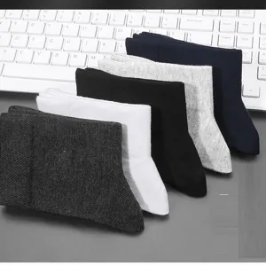 Calzini tubo medio unisex traspiranti assorbenti umidità comodi casual colorati.