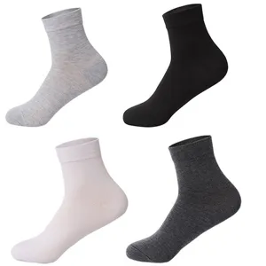 Calze a tubo medio in cotone tinta unita comode per uomo e donna, traspiranti e chic.