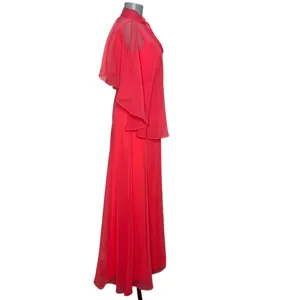 Rode chiffon jurk detailweergave, elegante cape overlay, licht zomerstijl ontwerp.