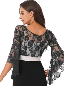 Κομψό γυναικείο μαύρο δαντελωτό crop top με καμπάνα μανίκια και διαφανές λουλουδάτο σχέδιο.