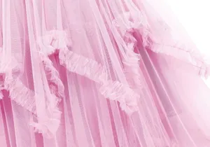 Nahaufnahme des rosa Tüllstufenrocks, zeigt weiche Rüschen und feine Mesh-Stoffstruktur.