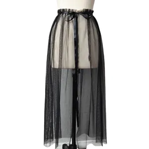 Detail van zwarte transparante tule rok, hoge taille met elegante strikceintuur.