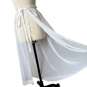 Gedetailleerd uitzicht van de witte doorschijnende tullen rok met hoge taille en strik.