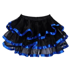 Vista detallada de la elegante falda tutu negra de tul con borde de cinta de raso azul.