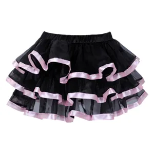 Falda tutú negra de tul multicapa con borde de cinta rosa, vista en detalle.
