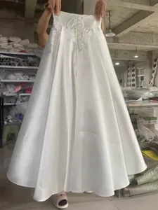 Gonna da sposa staccabile in raso bianco con strascico, vita alta allacciata elegante.