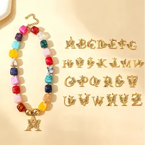 Primer plano de collar de cuentas de resina colorida con dijes de letras de mariposa.