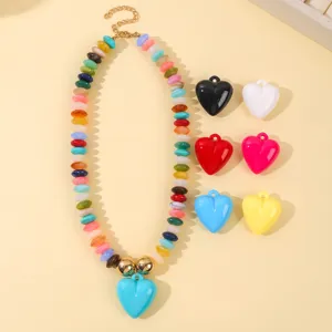 Collar de cuentas de resina colorida con colgantes de corazón intercambiables mujer.