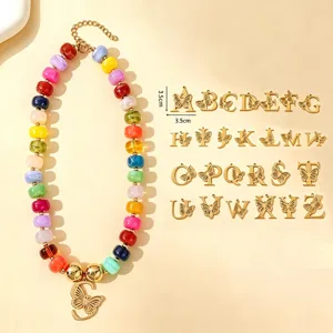 Collar de cuentas de colores con colgante de mariposa del alfabeto dorado, joyería elegante.