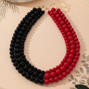 Collar de cuentas de múltiples capas llamativas con cuentas negras y rojas para mujeres.