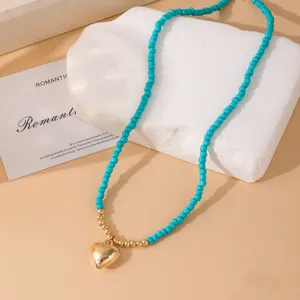 Collar de cuentas turquesas con colgante de corazón dorado, joyería de estilo bohemio para mujer.