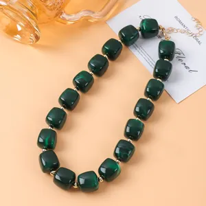 Chic collar de cuentas de bloque de resina verde oscuro con detalles dorados, joyería de moda.
