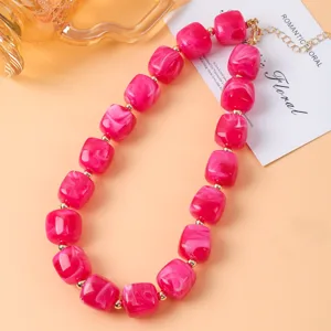 Collar de cuentas de resina rosa brillante, joyería llamativa y moderna para accesorios de mujer.