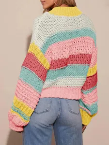 Vue arrière d'un pull en tricot pour femme à rayures colorblock et manches longues.